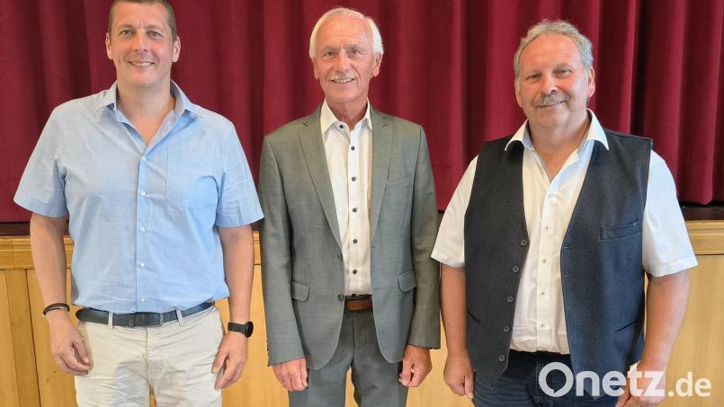 Neuer Vorsitzender des Wasserzweckverbandes ist Bernhard Schindler (rechts). Er ist Nachfolger von Peter König (Mitte). Zweiter Stellvertreter ist Johannes Prechtl. Erster Stellvertreter Sebastian Voit war entschuldigt. Bild: Bertram Nold