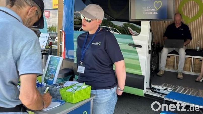 Die Redaktion von Oberpfalz-Medien ist derzeit "on Tour" im Raum Amberg-Sulzbach. Mit einem umgebauten Sprinter machte sie am Freitag Station in Kümmersbruck, um mit ihren Lesern ins Gespräch zu kommen. Bild: Heike Unger