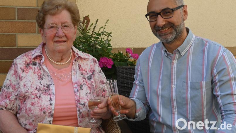 Die lebensfrohe und sportliche Berta Loos (links) aus Amberg feierte ihren 90. Geburtstag. Dritter Bürgermeister Tuncer Ayten (rechts) gratulierte und wünschte weiterhin eine stabile Gesundheit. Bild: Gerhard Franz