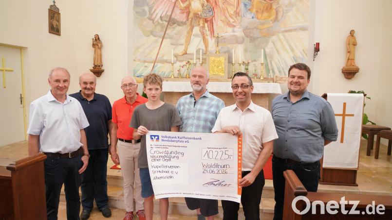 Die St.-Michael-Kapelle in Albersrieth erhält dank einer erfolgreichen Crowdfunding-Initiative eine neue Orgel. Darüber freuen sich: (von links) Bürgermeister Georg Bocka, Franz Beer, Paul Bodensteiner, Max Bodensteiner, Mesner Paulus Bodensteiner, Michael Haubner (VR-Bank) und der Vorsitzende des Kapellenvereins St. Michael, Norbert Riedl. Bild: Franz Voelkl