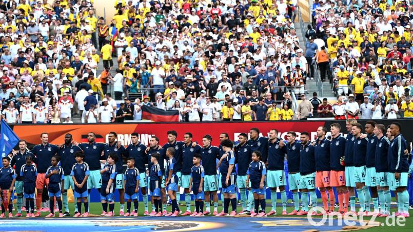 Die Fußball-Nationalmannschaft steht beim Abspielen der Nationalhymne am Mittelkreis. Bild: Federico Gambarini/dpa