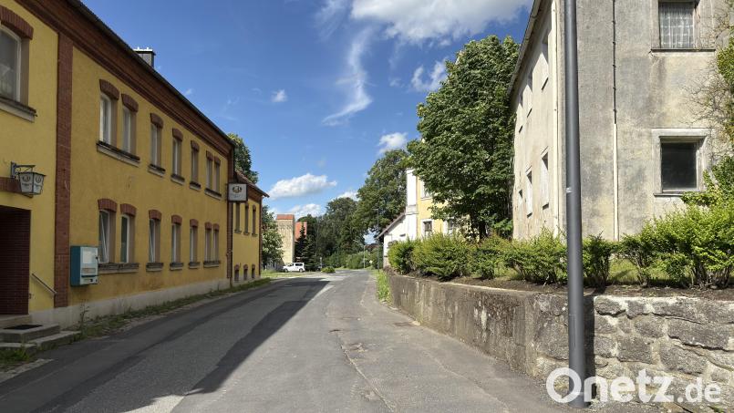 Für die Alte Dorfstraße in Hohenthan bei Bärnau ist eine Sanierung geplant. Hier soll voraussichtlich noch in diesem Jahr die Asphaltschicht erneuert werden. Bild: Susanne Forster