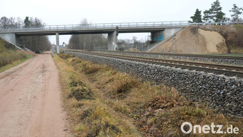 Eine knappe Million Euro investierte der Landkreis in die Sanierung der Bahnbrücke auf der SAD 2 bei Klardorf. Bild: Rudolf Hirsch