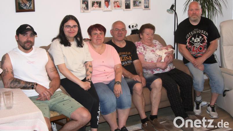 Mit der Geburt von Paulina wurde aus der Familie Maurer-Müller eine Fünf-Generationen-Familie. Ur-Uroma Maria Maurer (Zweite von rechts) hält das jüngste Mitglied der Großfamilie auf dem Arm. Eltern des kleinen Mädchens sind Felix Koller und Sophie Müller (von links). Über den Zuwachs freuen sich auch Kerstin Müller und Klaus Maurer sowie Jan Müller (rechts). Bild: Werner Robl