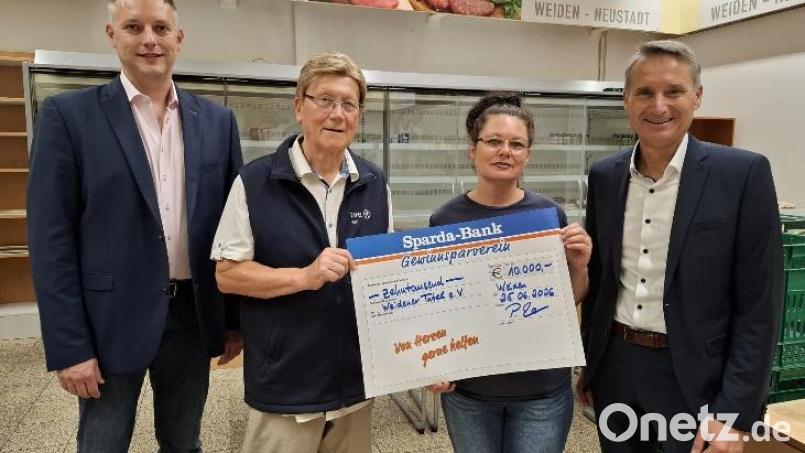 Die Spendenübergabe an die Weidener Tafel Bild: Sparda-Bank Ostbayern