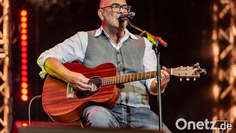 Hannes Ringlstetter auf der Bühne bei „Lieder auf Banz“. Bild: Cristian Formann Konzertfotografie