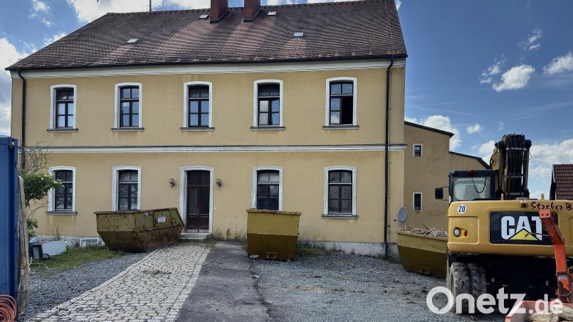Im Alten Schloss (Ehemalige Knabenschule) in Bärnau gab es vergangenen Winter einen Wasserschaden im Innenbereich, der im Rahmen des geplanten Umbau- und Sanierungskonzepts bearbeitet wird. Derzeit läuft eine Generalsanierung des Anwesens. Bild: Susanne Forster