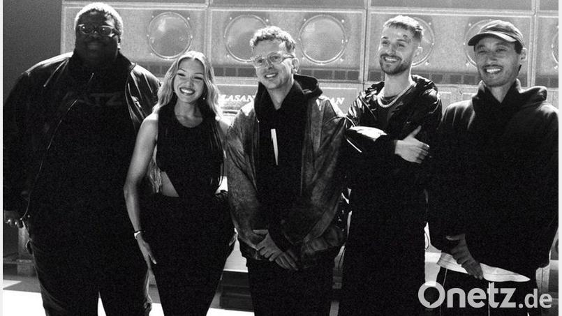 Von links nach rechts: Rayan Djima von der Band Blumengarten, Rapperin Shirin David, Christoph Erkes (Fizzle) vom Produzententeam Kitschkrieg, Samuel Eikmann von Blumengarten und Christian Meyerholz (Fiji Kris) von Kitschkrieg. Bild: Handout / Berlin/Kitschkrieg/dpa