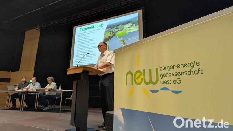 Aufsichtsratsvorsitzender Stefan Dötsch bei der Hautversammlung der Bürgerenergiegenossenschaft West. Im Hintergrund sitzen Vorstand Bernhard Stangl (von rechts), Steuerberater Bernd Hentzschel und Protokollführer Florian Schmalzl. Bild: wüw