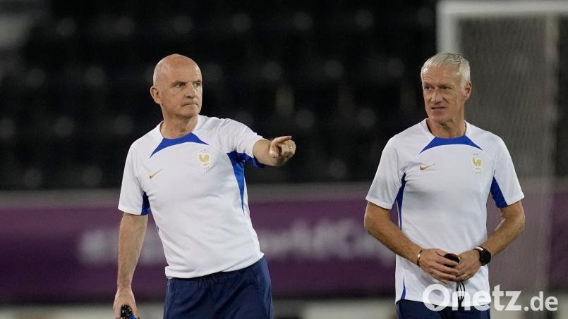 Guy Stéphan (l) steht für Didier Deschamps gegen Norwegen an der Seitenlinie. (Archivbild) Bild: Christophe Ena/AP/dpa