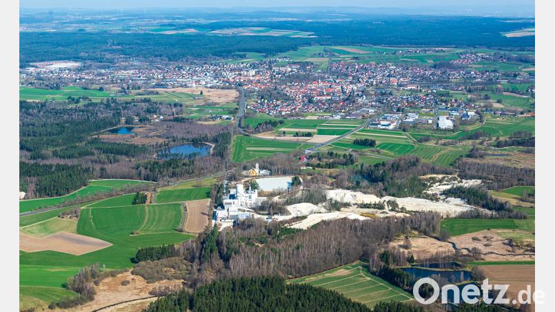 Die Oberpfalz wird größer. Der Bezirksausschuss hat Gebietsänderungen genehmigt, die der Region mehr Fläche bescheren. Das betrifft hauptsächlich den Landkreis Tirschenreuth. Hier eine Luftaufnahme der Kreisstadt Tirschenreuth aus dem Jahr 2025. Luftbild: mür