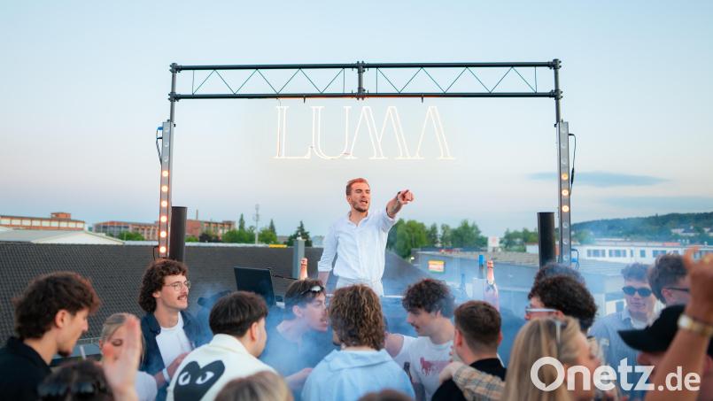 Premiere in Weiden: Die erste LUMA-Veranstaltung fand auf einer Dachterrasse statt und brachte unterschiedliche Altersgruppen zusammen. Bild: Hannes Stock