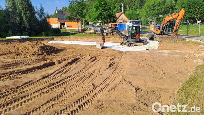 Die Bauarbeiten für den neuen Parkplatz in Schmidmühlen haben begonnen. Bild: Josef Popp
