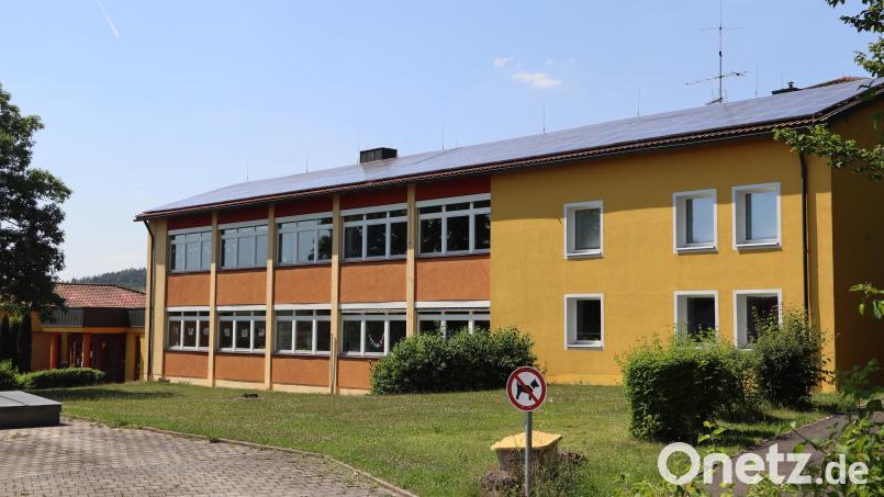 Hinter diesem Haupttrakt soll im rückwärtigen Teil der Grundschule Rieden der Anbau für die Offene Ganztagesschule entstehen. Nun wurden die ersten großen Ausgabenposten im Haushalt 2026 dafür eingeplant. Bild: Michael Rabenhofer