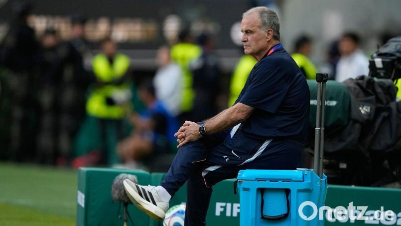 Ein Ex-Kapitän Uruguays sieht in Marcelo Bielsa den Hauptschuldigen des WM-Scheiterns. Bild: Natacha Pisarenko/AP/dpa