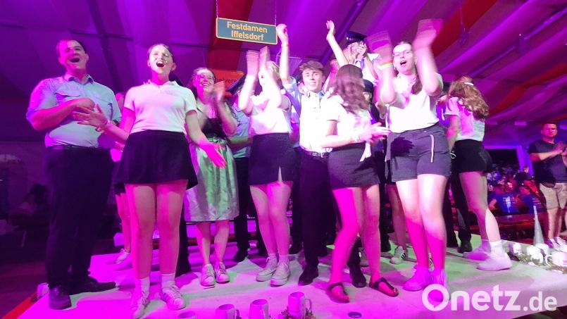 Super-Stimmung im Festzelt: Da hatten auch die Festdamen der FFW Iffelsdorf ihren Spaß. Bild: Gabriela Amann