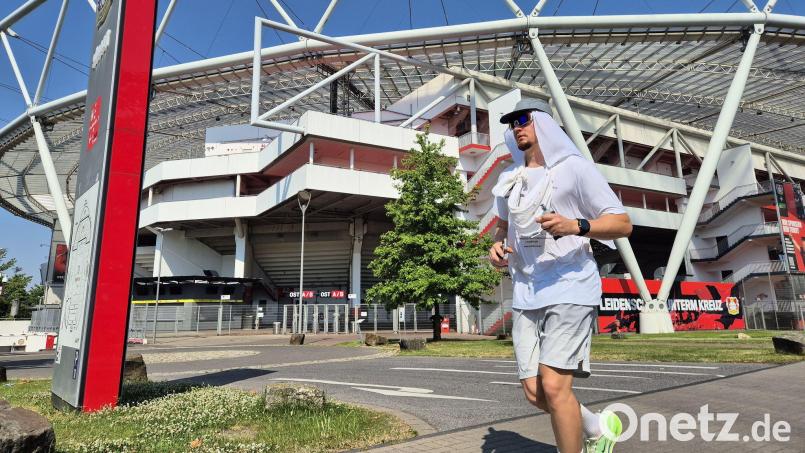 Alexander Maier will um jedes Bundesligastadion 70 Kilometer laufen. Der Startschuss fiel in Leverkusen. Bild: Sascha Thelen/dpa