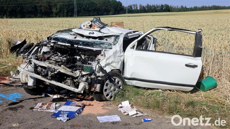 Der Wagen ist nach dem Unfall komplett zerstört. Bild: Rald Zwiebler/z-media/dpa