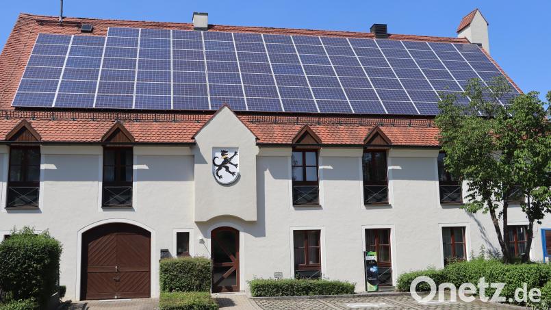 Mit der Dachflächen-Photovoltaikanlage auf dem Riedener Rathaus hat die Kommune bereits einen Baustein in Sachen Energiewende gesetzt. Der kommunale Wärmeplan für die Marktgemeinde wurde jetzt vorgestellt und beschlossen. Bild: Michael Rabenhofer