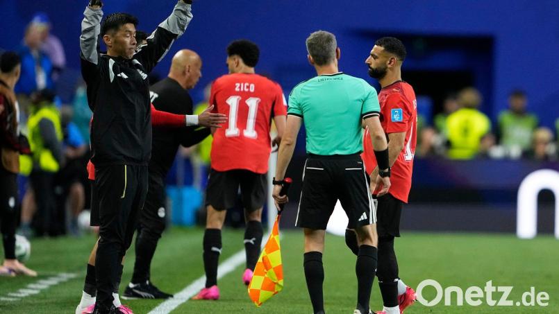 Mohamed Salah (rechts) ging nach gut einer Stunde vom Feld. Bild: Lindsey Wasson/AP/dpa