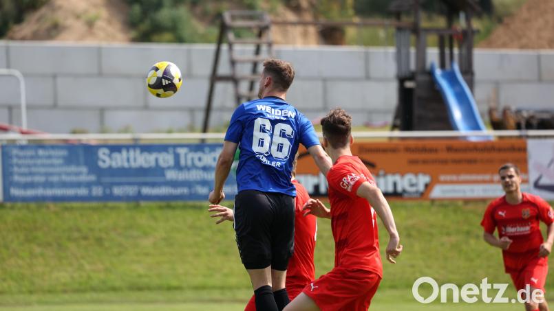 Stefan Bühler (Nummer 66) schoss gegen den FC Bad Kötzting das entscheidende Tor für die SpVgg SV Weiden. Bild: Dieter Jäschke