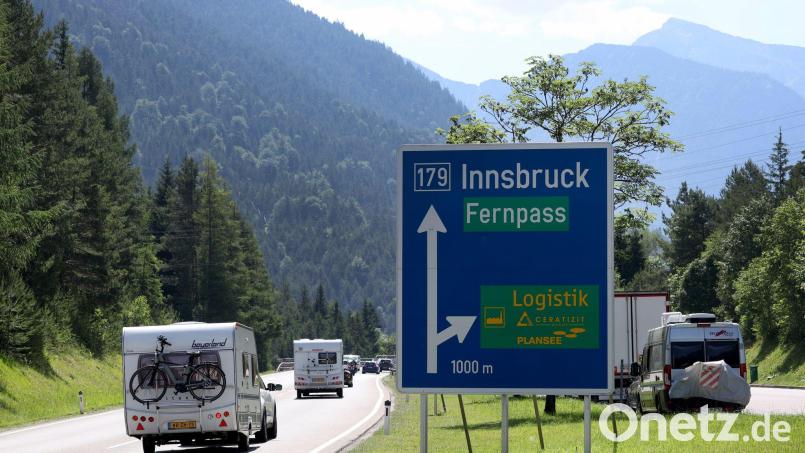 Behörden rufen dazu auf, die wichtige Alpenroute am Samstag zu meiden. Bild: Karl-Josef Hildenbrand/dpa