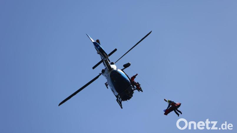 An der Bergung der Leiche war ein Hubschrauber beteiligt. (Symbolbild) Bild: Matthias Bein/dpa