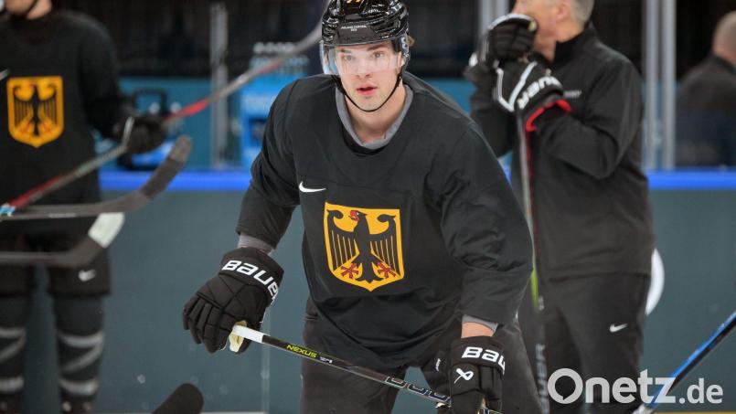JJ Peterka spielt zukünftig für die Boston Bruins und Trainer Marco Sturm. (Archiv-Foto) Bild: Peter Kneffel/dpa