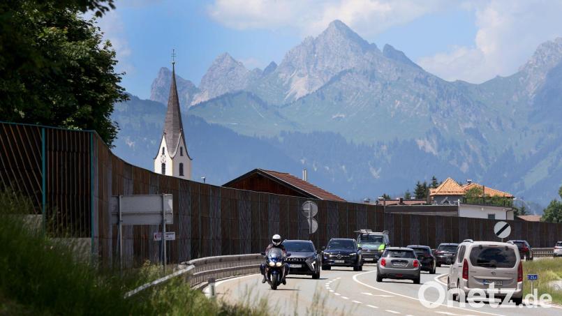 Anwohner demonstrieren gegen die Verkehrsbelastung auf der Fernpassstraße. (Archivbild) Bild: Karl-Josef Hildenbrand/dpa
