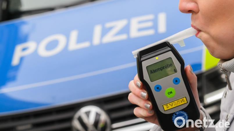 Die Polizei führte einen Alkoholtest bei der Frau durch. (Symbolbild) Bild: Julian Stratenschulte/dpa