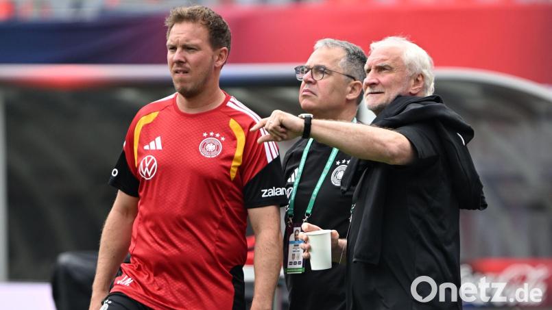 Bundestrainer Julian Nagelsmann, Sport-Geschäftsführer Andreas Rettig und Sportdirektor Rudi Völler besprechen sich. (Archivbild) Bild: Federico Gambarini/dpa