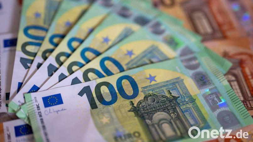 Mit dicken Geldbündeln erschienen zwei Männer bei 2020 bei einer Bank in Nittenau. Das gerichtliche Nachspiel um die Herkunft des Vermögens dauert an. Symbolbild: Monika Skolimowska/dpa