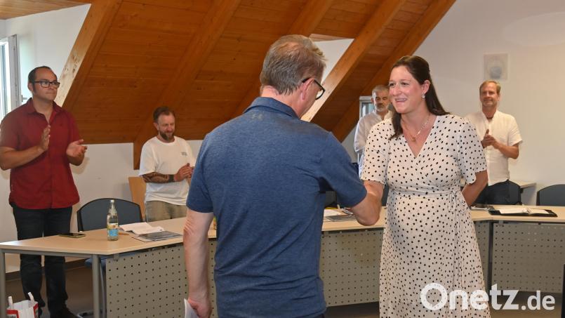 Nach ihrer Vereidigung hieß Bürgermeister Hermann Böhm (links) die r neue SPD-Gemeinderätin Anna Heigl (rechts) herzlich im Poppenrichter Gemeinderat willkommen. Bild: Gerhard Franz