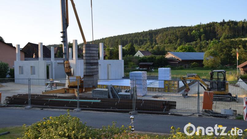 Der Feuerwehrgerätehaus-Neubau in Ransbach kommt gut voran. Wie der Hohenburger Bürgermeister Robert Jung sagt, liegt der Bau im Zeitplan. 2027 soll die Fertigstellung sein. Bild: Paul Böhm