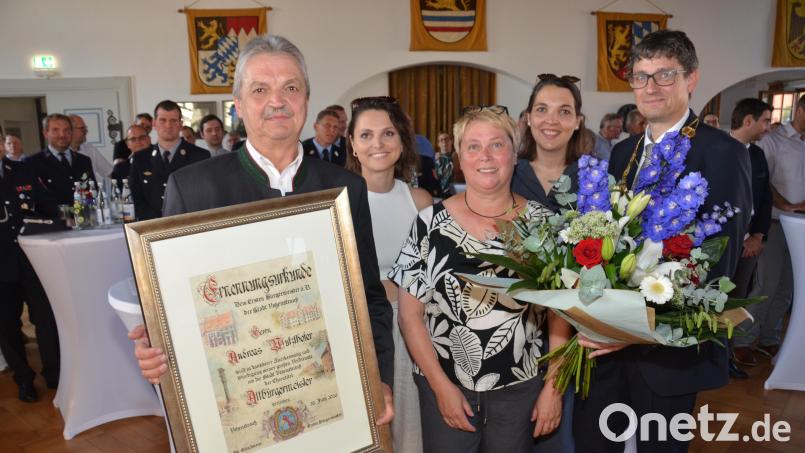 Mit einer kunstvoll gestalteten Ehrenurkunde erhielt Andreas Wutzlhofer (links) den Titel Altbürgermeister von Bürgermeister Uli Münchmeier (rechts) verliehen. Ehefrau Barbara erhielt einen Blumenstrauß. Stolz zeigten sich auch Wutzlhofers Töchter Kathrin (Zweite von links) und Anna. Bild: Elisabeth Dobmayer