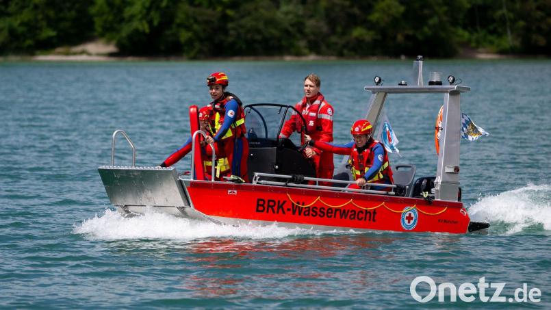 Taucher der Wasserwacht finden den toten 23-Jährigen in etwa acht Metern Tiefe. (Symbolbild) Bild: A4366 Sven Hoppe/dpa