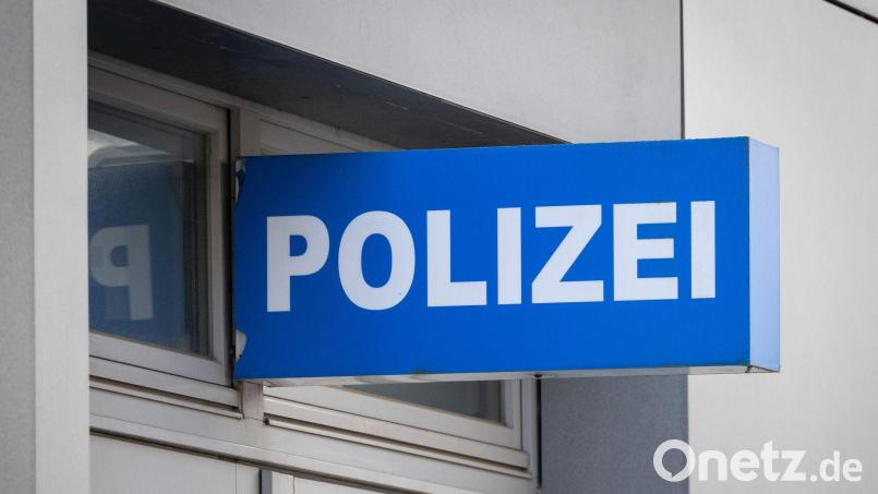 Polizisten bringen die nackte Frau auf eine Dienststelle. (Symbolbild) Bild: Soeren Stache/dpa