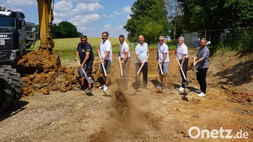 MdL Bernd Heinisch, Peter Hammer, Lothar Trager, Hans Ram, Roland Müller, Thomas Singer und Herbert Zapf (von rechts) vollzogen den Spatenstich für die Ensdorfer Judohalle. Bild: Lothar Trager