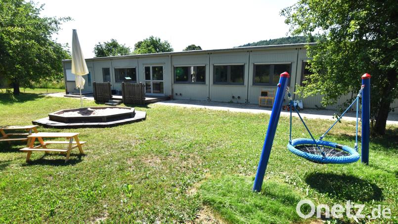 Bei der umfassenden Sanierung der Kindertagesstätte St. Vitus entstand, zwischen dem eigentlichen Kindergartengebäude und dem Pfarrzentrum Patrona Bavariae, ein Containergebäude mit kindgerechter Außengestaltung. Bild: Norbert Weis