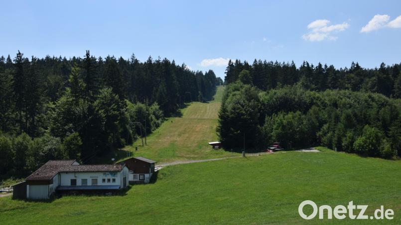 Der Skilift am Fahrenberg soll nicht nur im Winter genutzt werden können. Dafür soll es ein umfassendes Konzept geben. Das war jetzt Thema im Gemeinderat von Waldthurn. Bild: Tanja Pflaum