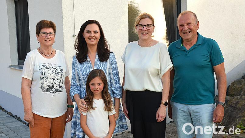 Julia Matthies (Zweite von links mit ihrer Tochter Lea) ist die neue Ortssprecherin von Burgstall. Hirschaus Bürgermeisterin Beate Dietrich (Zweite von rechts) bedankt sich bei Brunhilde Stauber (links). und Hans Scharl (rechts) für ihre ehrenamtliche Arbeit. Bild: Fritz Dietl