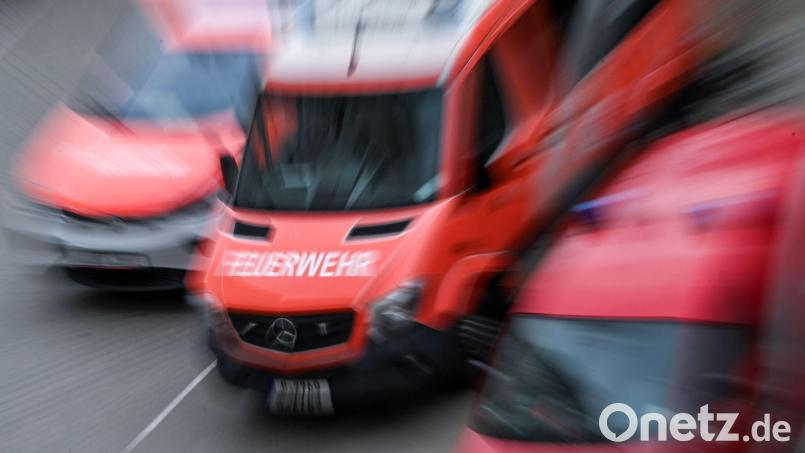 Feuerwehrleute bewahrten ein Wohnhaus vor den Flammen. (Symbolbild) Bild: Jens Kalaene/dpa