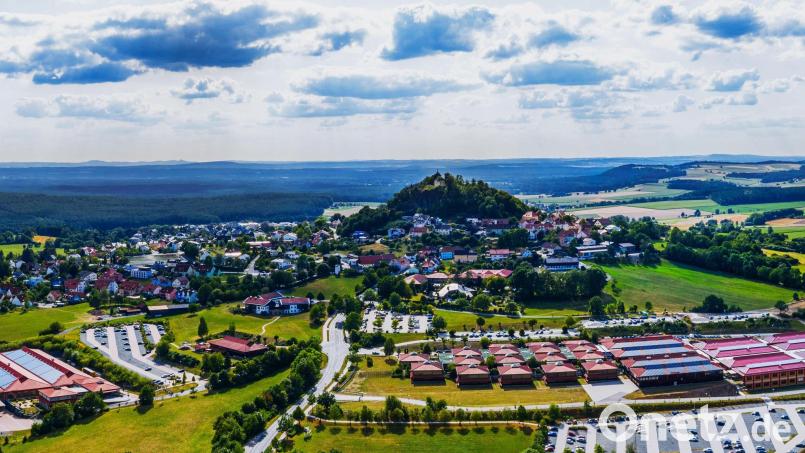 Die Firma Witron prägt den Markt Parkstein nicht nur optisch. Wegen ihr muss die sanierte Kläranlage des Ortes sehr viel größer ausfallen. Archivbild: Witron