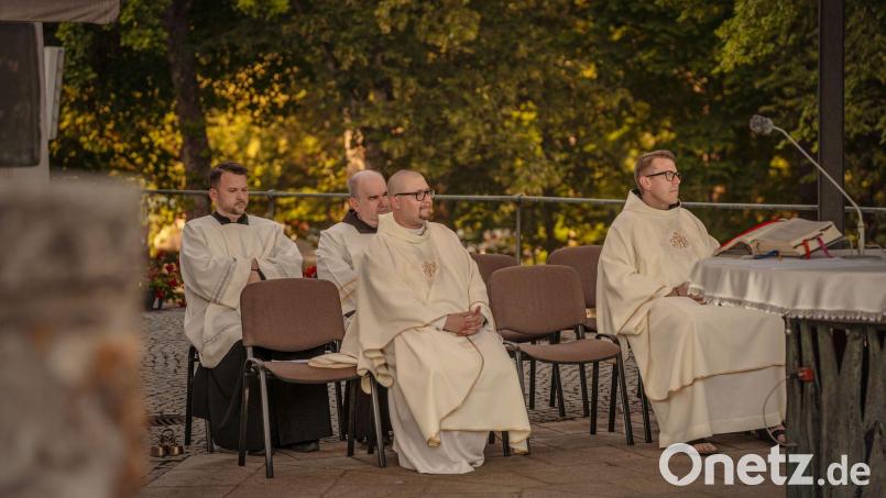 Die Franziskaner-Patres Clemens und Seraphin sowie -Bruder Julius und Mesner Matthias Schatz (von rechts) schauen gelassen und demütig, stehen aber mit ihrem Ordenspatron heuer besonders im Blickfeld beim Bergfest. Bild: Michael Golinski