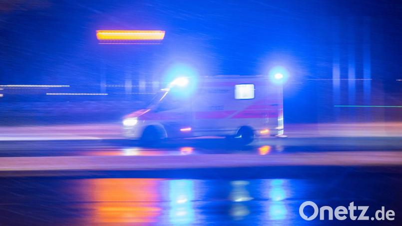 Der Sanitäter wird durch den Schlag leicht verletzt. (Symbolbild) Bild: Sebastian Gollnow/dpa