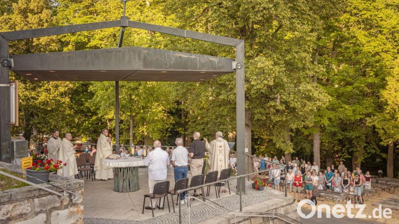 Klosterchef Pater Clemens (links vom Altar) und Domkapitular Josef Kreiml (am Ambo) bestritten den Eröffnungsgottesdienst am Samstagabend vor gut 200 Gläubigen am Freialtar. Bild: Michael Golinski