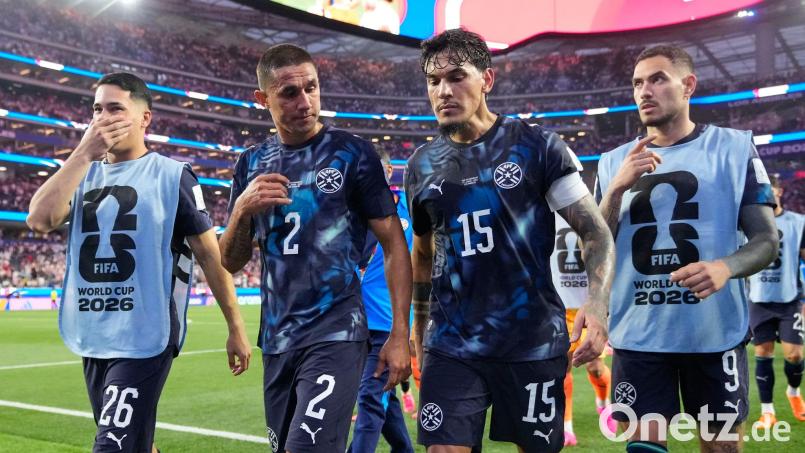 Geht bei Paraguay voran: Kapitän Gustavo Gómez (2.v.r.) Bild: Mark J. Terrill/AP/dpa