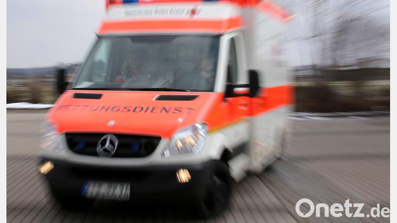 Ein Rettungswagen brachte die 13-Jährige in ein Klinikum. (Symbolbild) Bild: Stephan Jansen/dpa