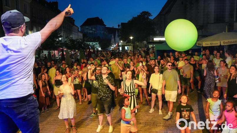 Die Partyband "Power" spielte auf der Rathaus-Bühne. Bild: Petra Hartl
