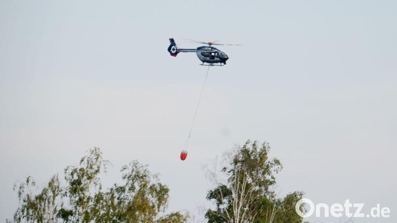 Am Sonntag werden zwei Hubschrauber zum Löschen eingesetzt. Bild: Sebastian Willnow/dpa